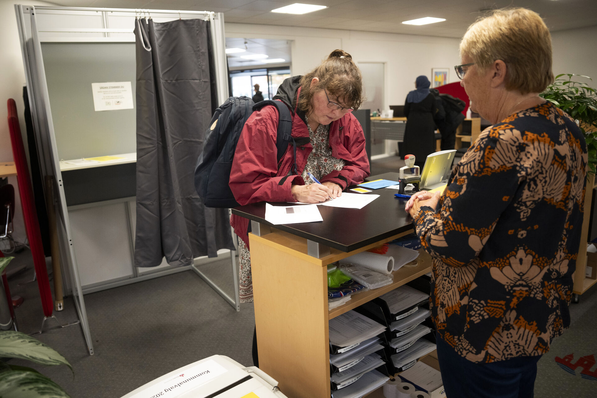 Praktisk og hyggeligt eller et benspænd for demokratiet? Kommuner opfordrer til at brevstemme