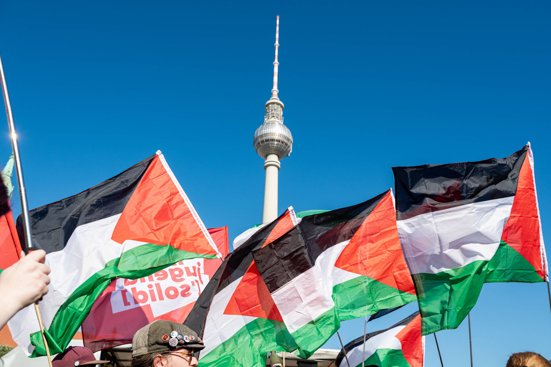 Europa finder bedemåtten frem i underkastelse, mens Israel danser igen