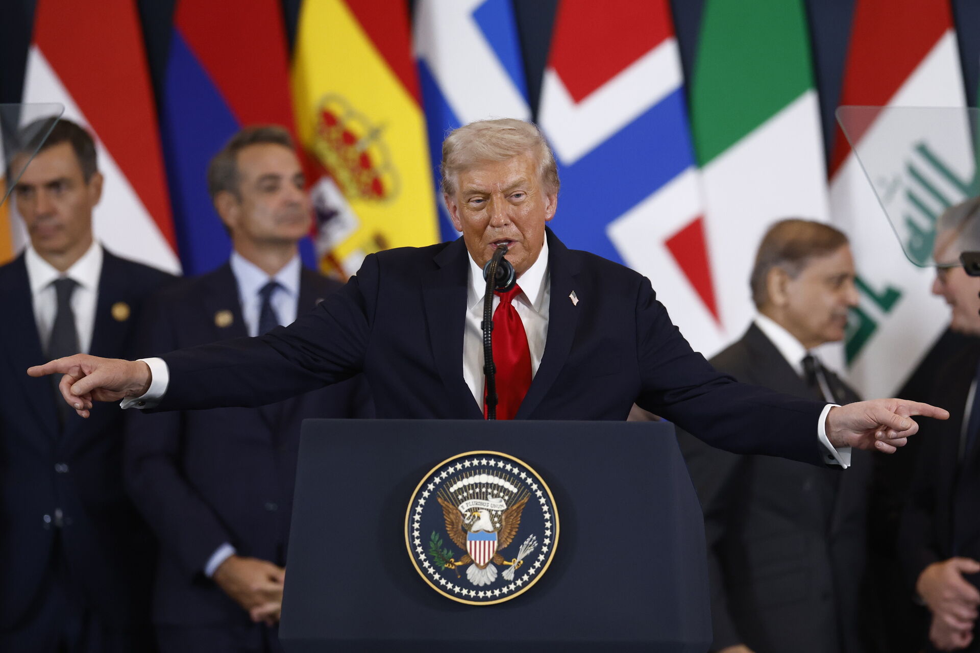 Trump triumferer over Gaza-krigens endeligt. Men er han iført ”kejserens nye klæder”?