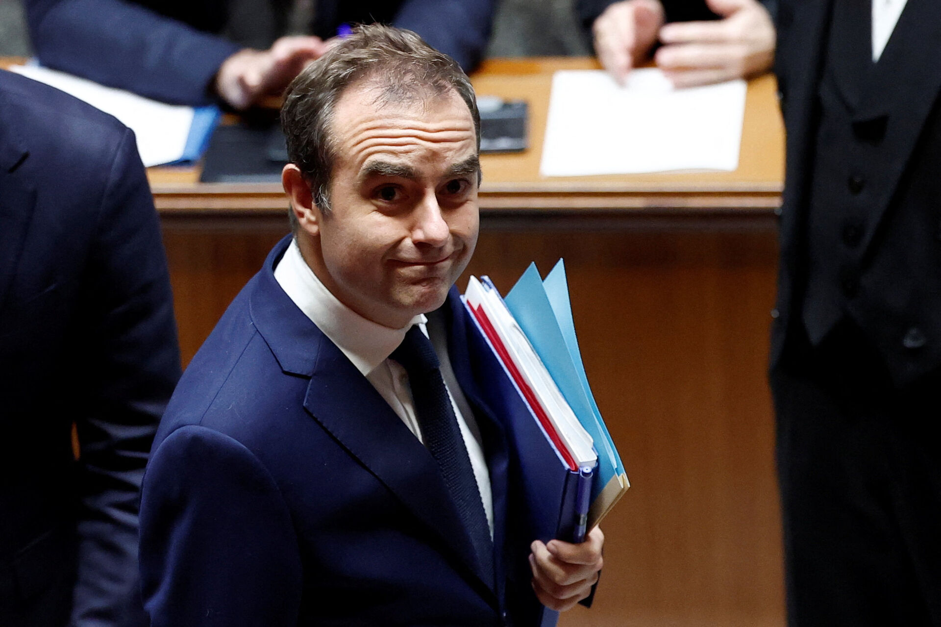Frankrig svinger til venstre for at redde regeringen.. Men hvor længe varer det?