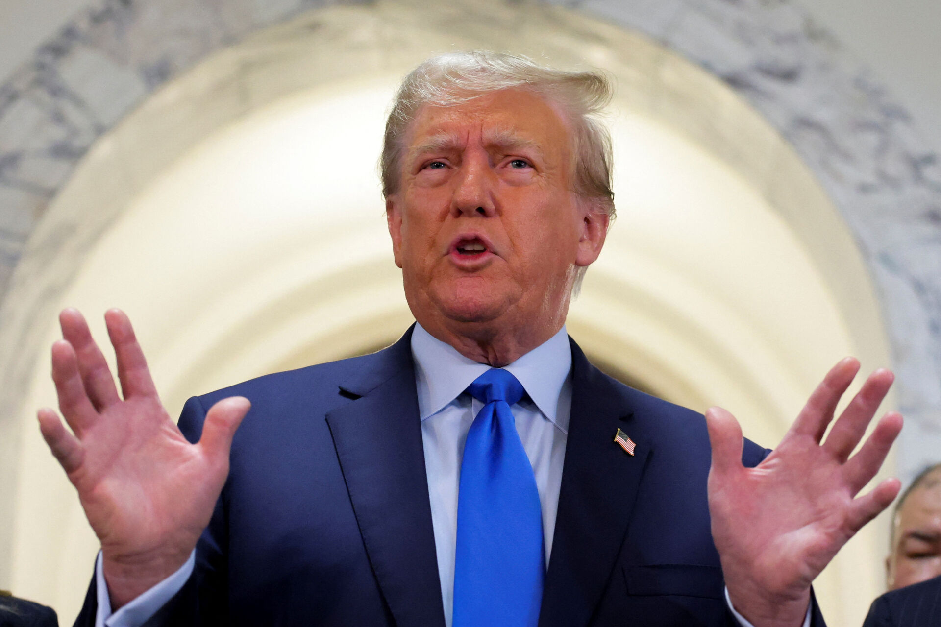 Trump ser sig selv som en forsvarer af verdens kristne. Medier sætter spørgsmålstegn ved, om det giver mening