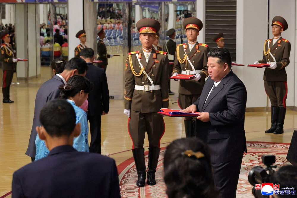 Nordkoreas Kim Jong-un mødes med familier til dræbte soldater