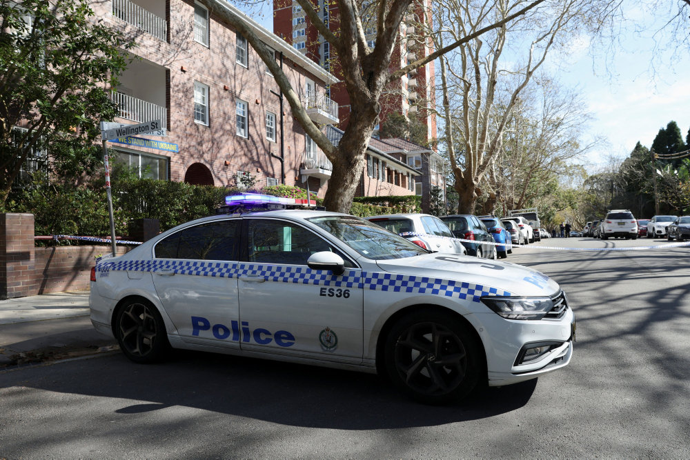Bil brager ind i port foran russisk konsulat i Australien