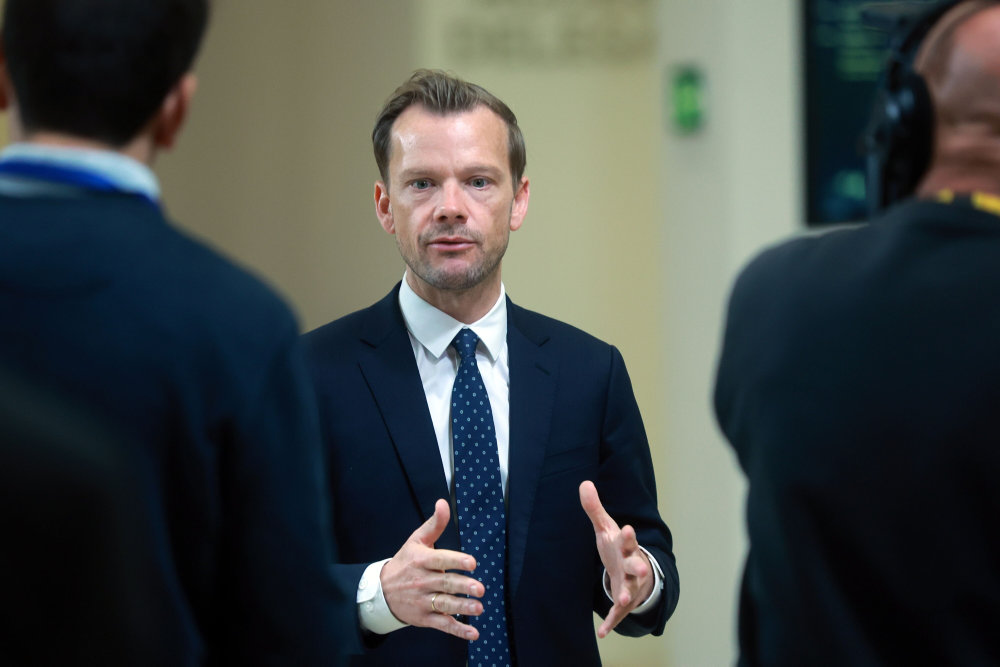 Regeringen vil give politikere egen hotline til politiet