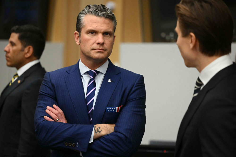 Fly med USA's forsvarsminister om bord nødlander