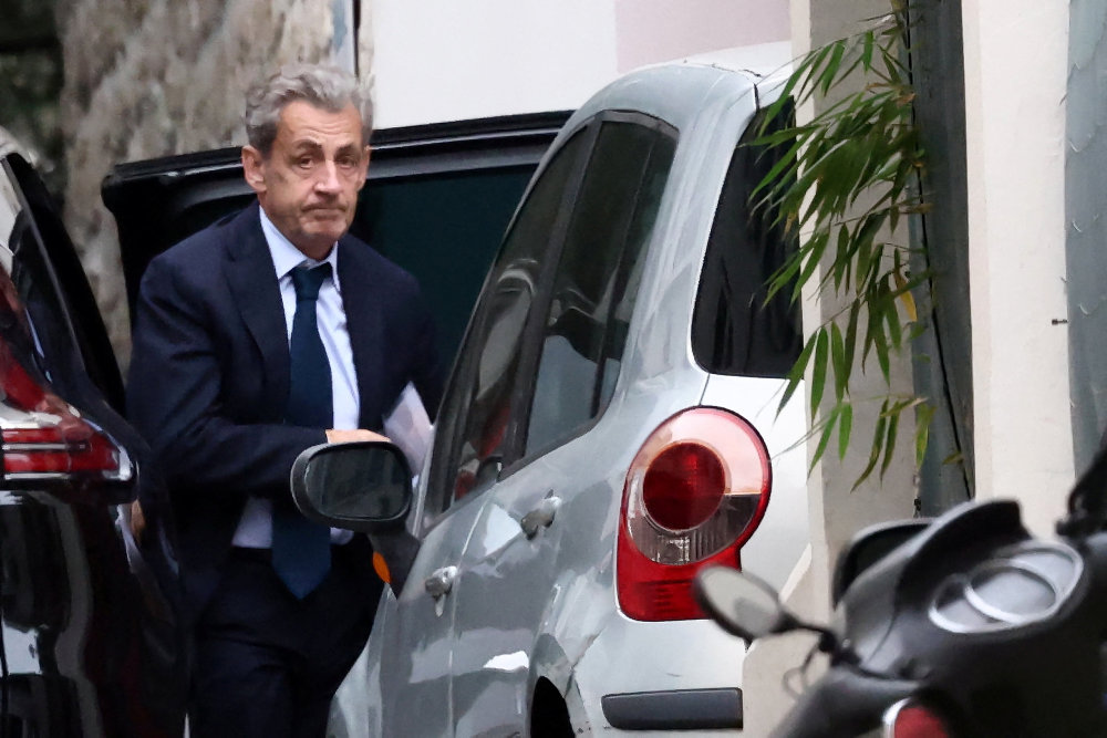 Ekspræsident Nicolas Sarkozy banker på fængslets port i Paris