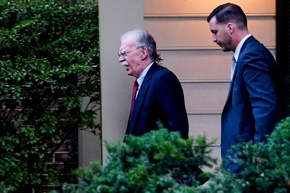 Trumps eksrådgiver nægter sig skyldig i sag om forsvarsoplysninger