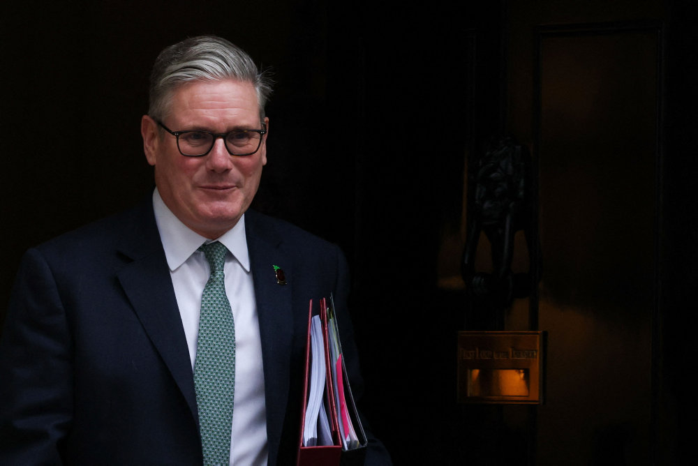 Rygter om internt kupforsøg øger presset på upopulære Starmer