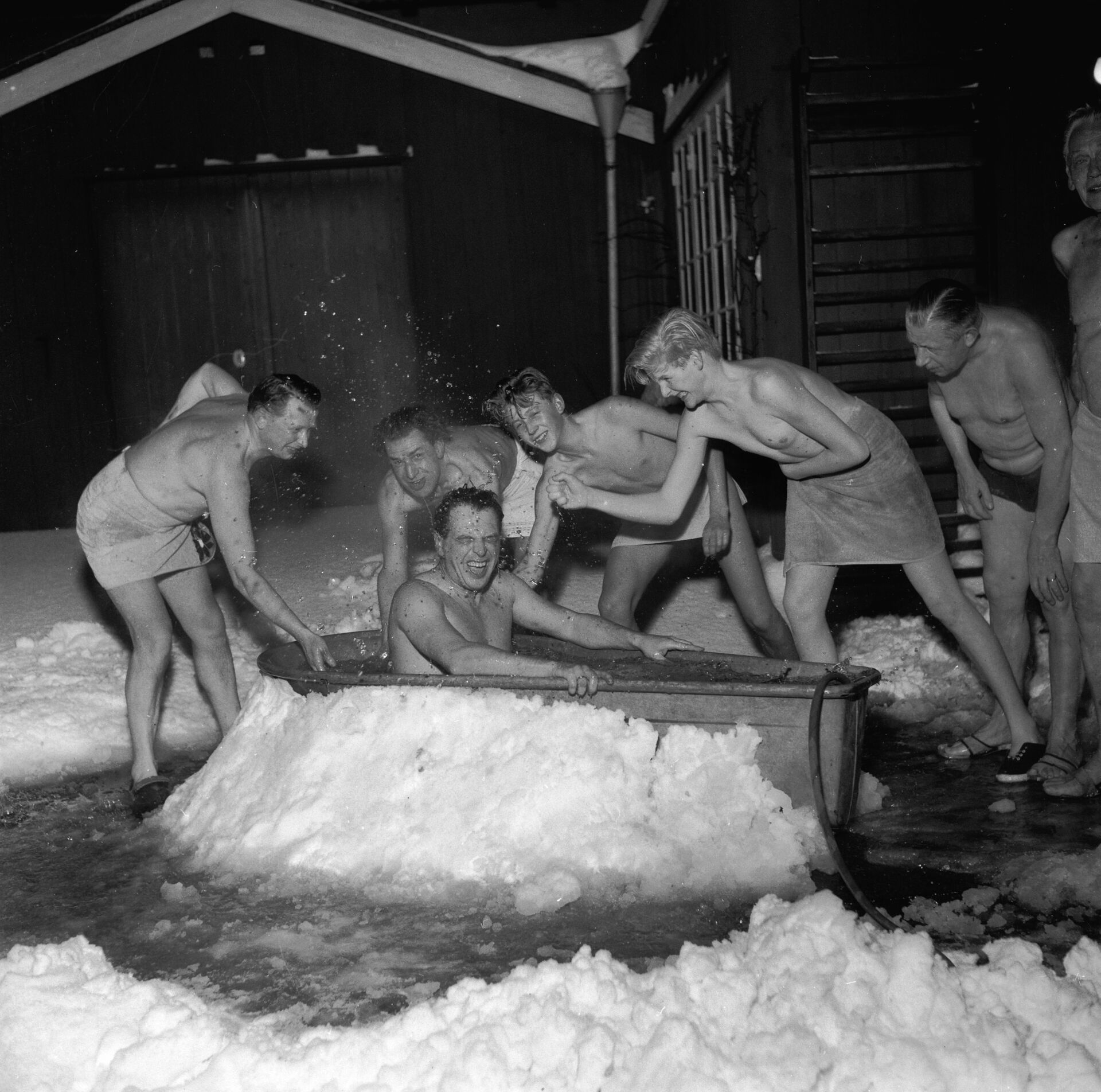 Giver det skrøbeligheder? Eller er det gavnligt mod åndelig overanstrengelse? Læger har diskuteret vinterbadning i 100 år