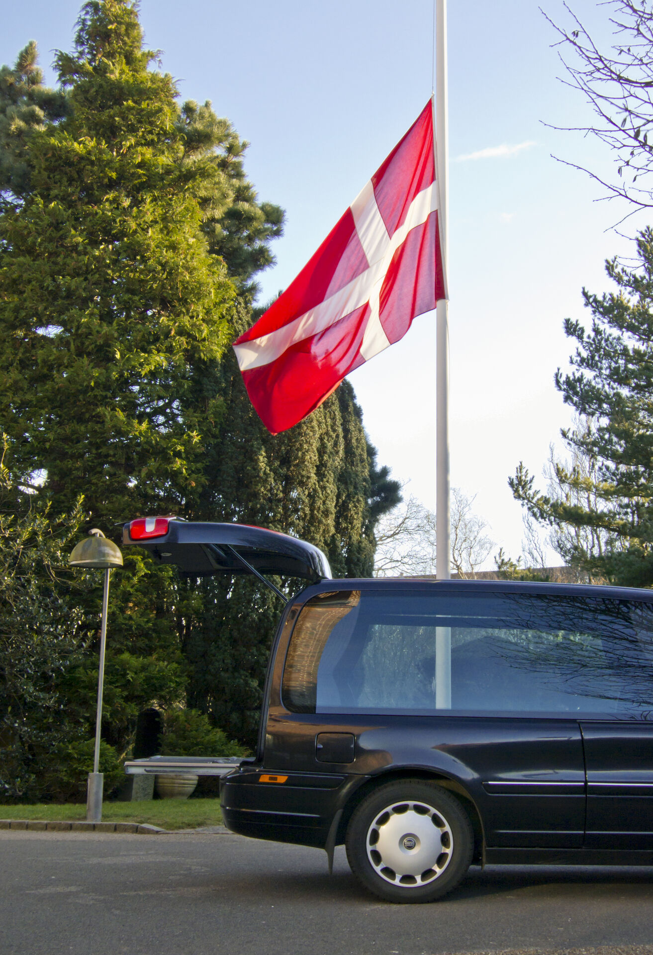 Da 85-årige Finn besøgte sin kone på plejehjem, var flaget på halv. Han gik rigere derfra