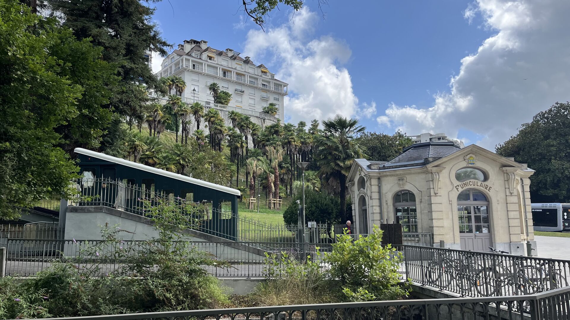 Tag kabelbanen og få udsigt til Pyrenæerne og royale fortællinger