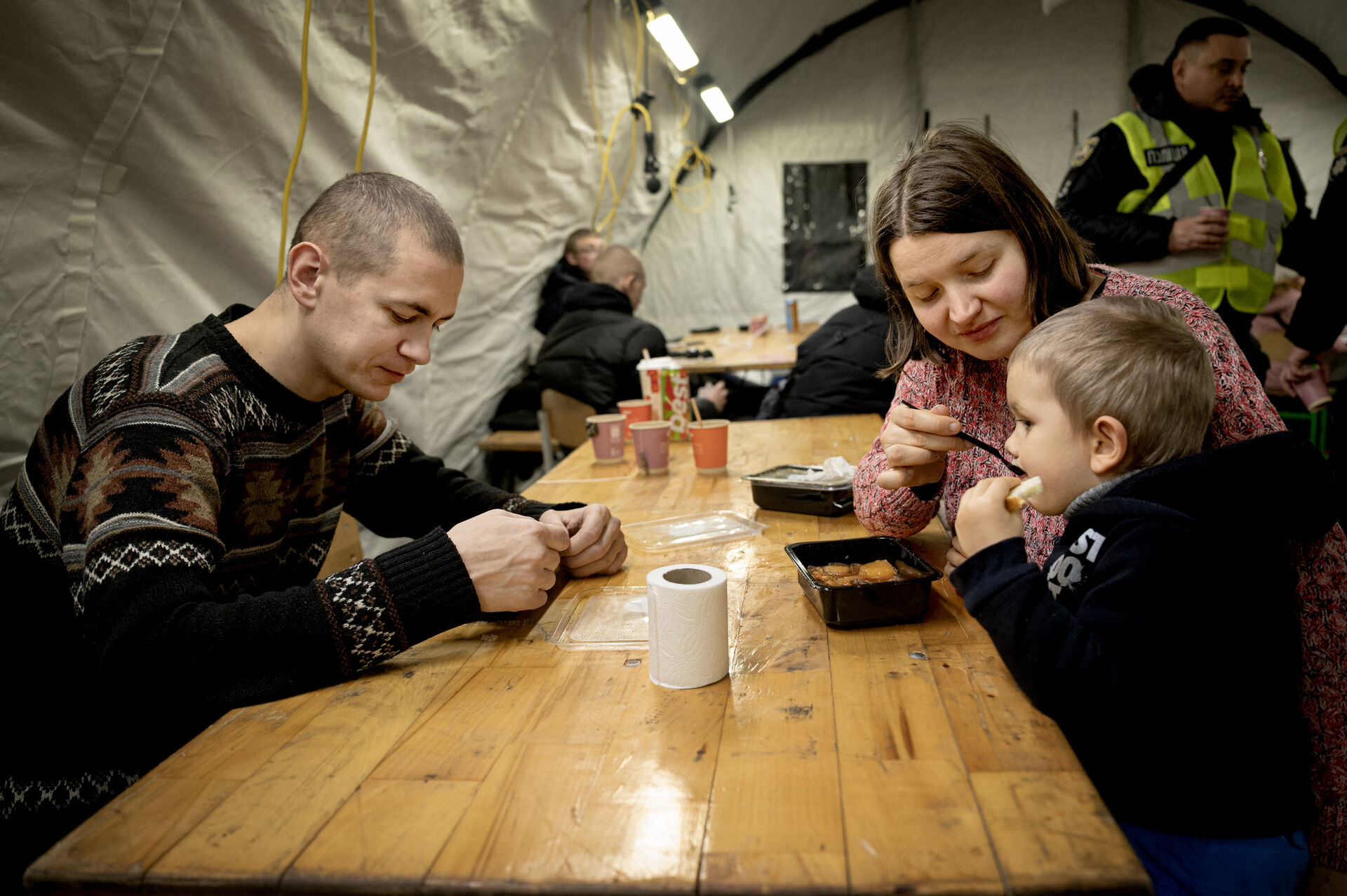 Ubarmhjertig kulde i Ukraine: Familier holder modet oppe i varmetelte