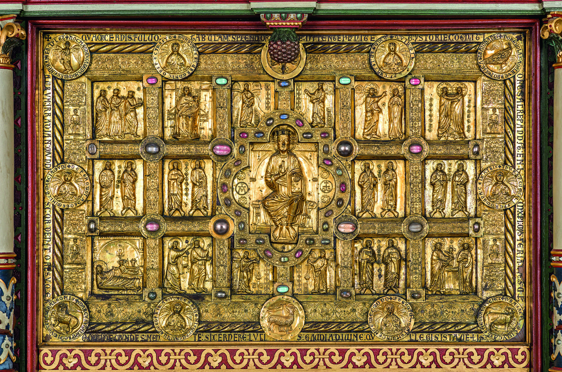 Stort bogværk kortlægger enestående gyldne altre fra middelalderen: De fortæller kristendommens historie i Danmark