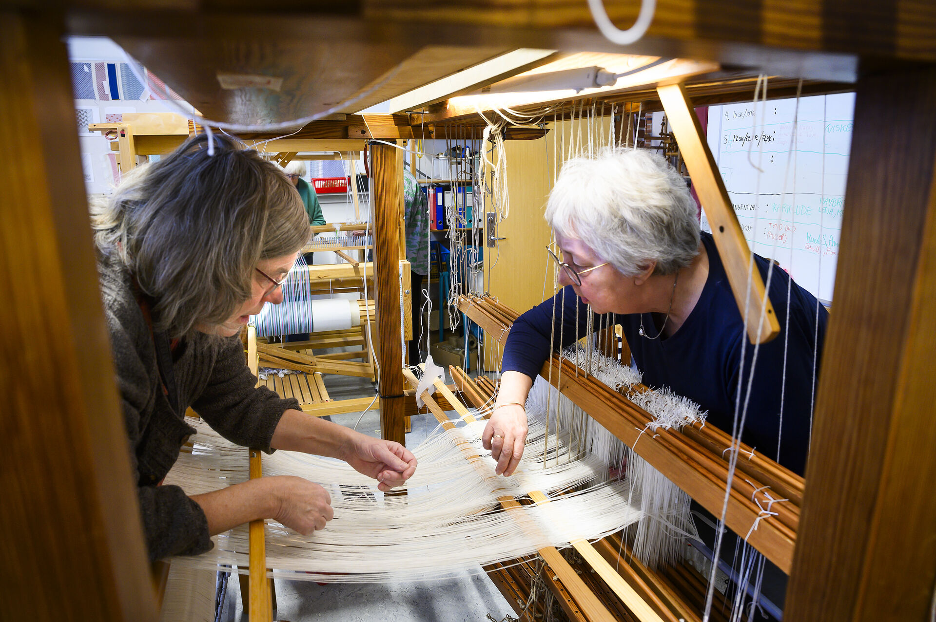 Vævning er både oldgammelt og hypermoderne: ”Hjernen er tvunget til at være i hænderne, når man væver”