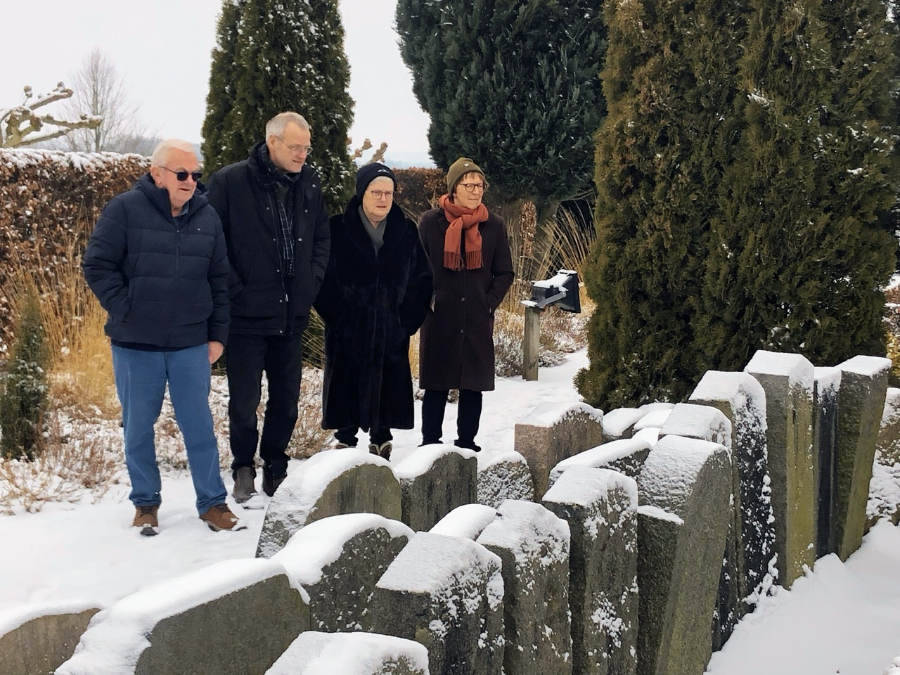 ”Når jorden tør, vil de knuse stenene”. Borgere kæmper for at bevare gravsten på kirkegård
