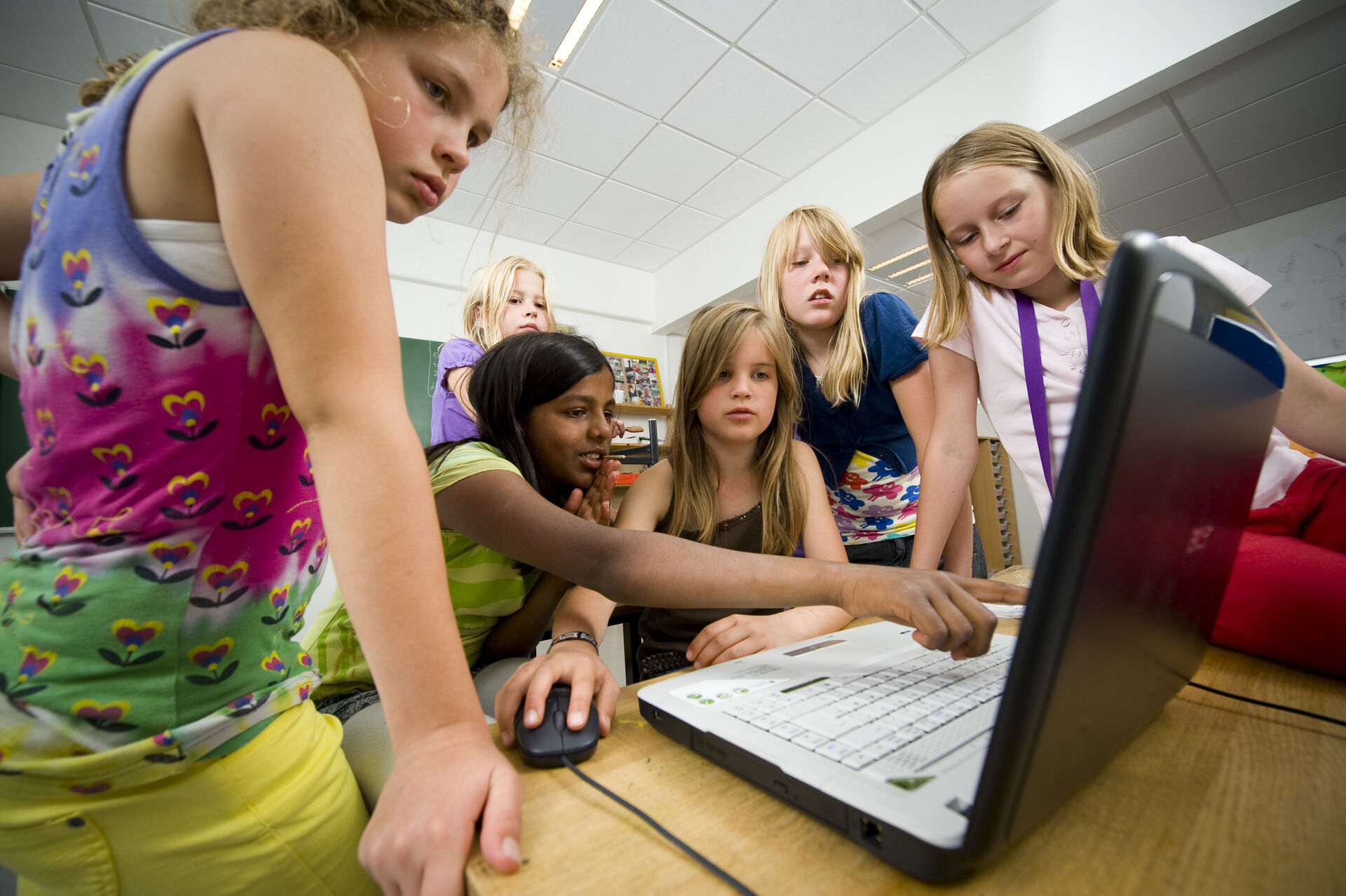 Alle vil have skærmene ud af skolen. Men børn skal lære at læse digitalt i et moderne samfund, siger forsker