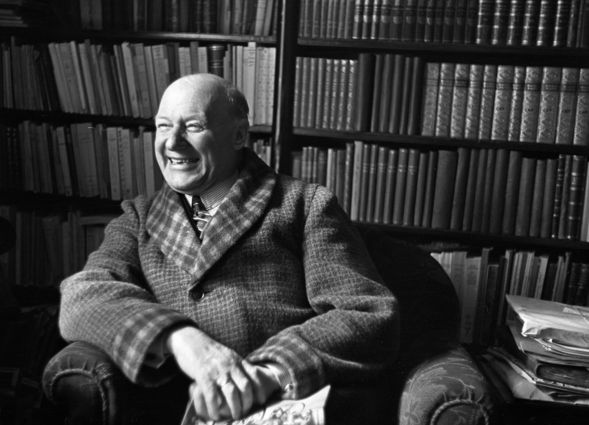 Morten Korch var i sine romaner både politisk, historisk og livsoptimistisk. Mellem linjerne røbes hans kristne tro