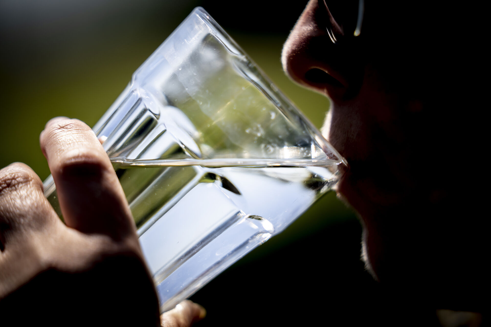 I valgkampens hede kom miljøministeren til at love, at ingen dansker skulle få af kræft af drikkevandet. Det løfte bliver svært at holde