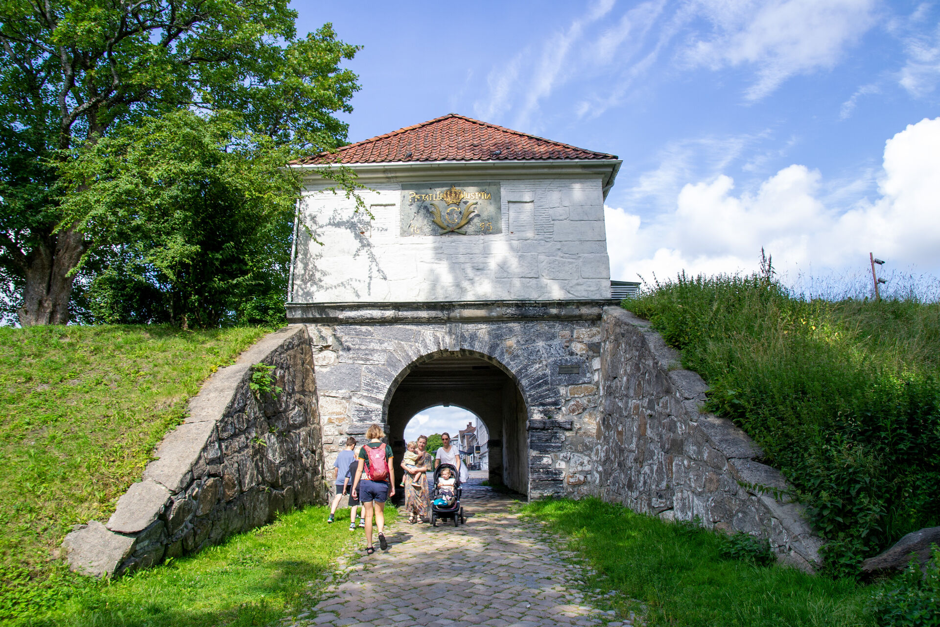 Indtag fæstningsbyen til fods og med færge