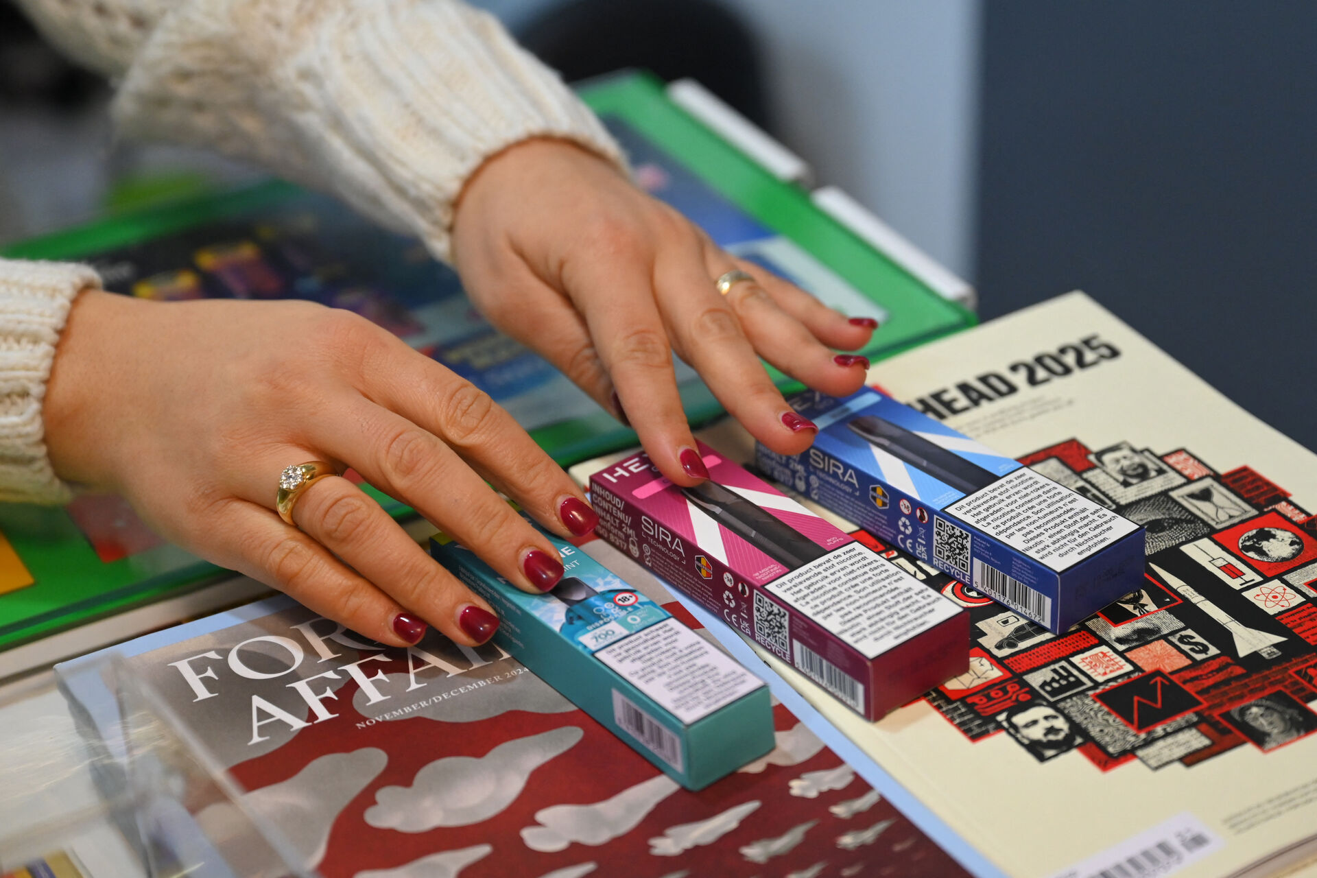 Unge går stadig i solarium og ryger e-cigaretter, selvom de ved, det er usundt. Faktum er, at vi nok aldrig kommer det til livs