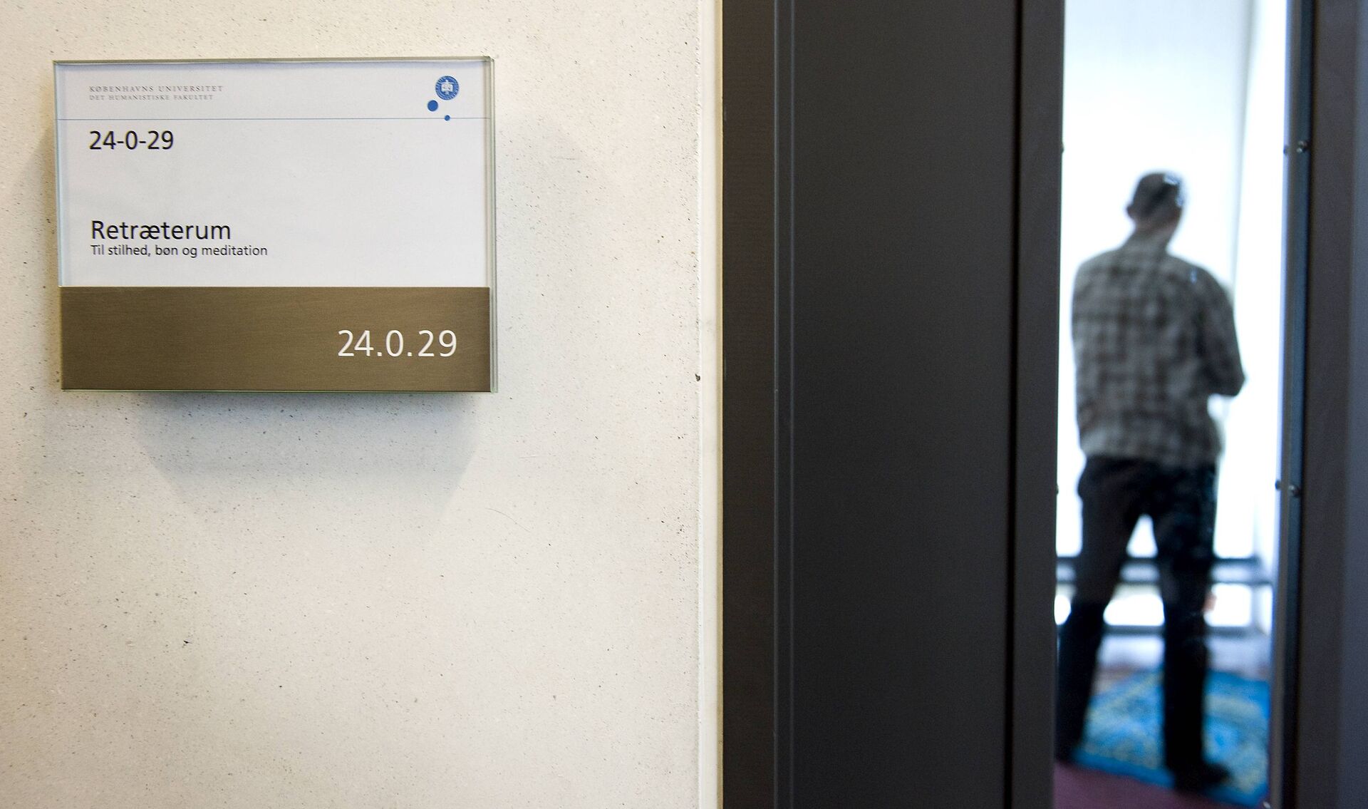 Katolsk præst: Politikerne gør fejl i at fratage andre retten til stille refleksion