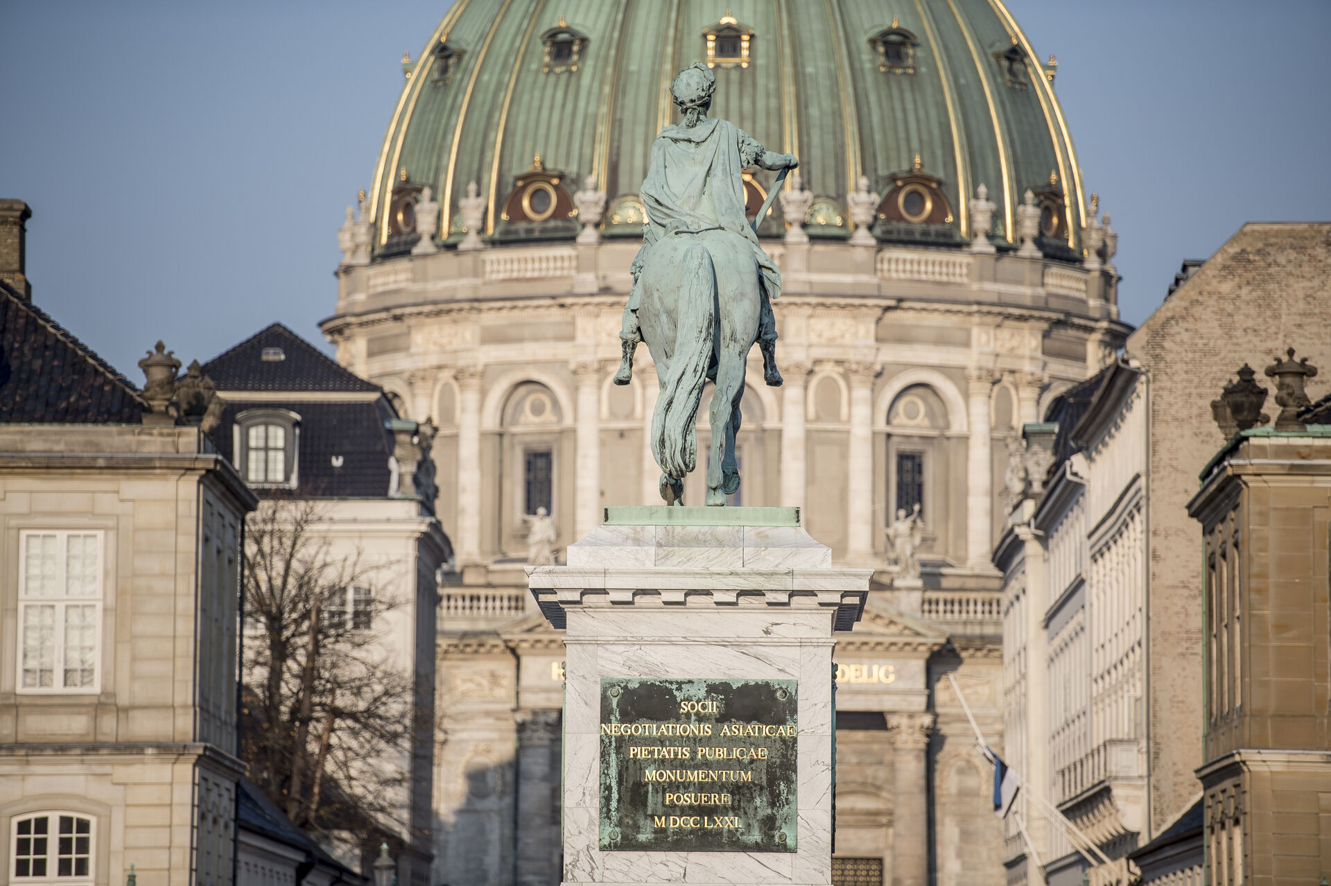 Præst har længe råbt op om, at turister forstyrrer kirkegængerne. Nu er det slut med de røde turistbusser ved marmorkirken