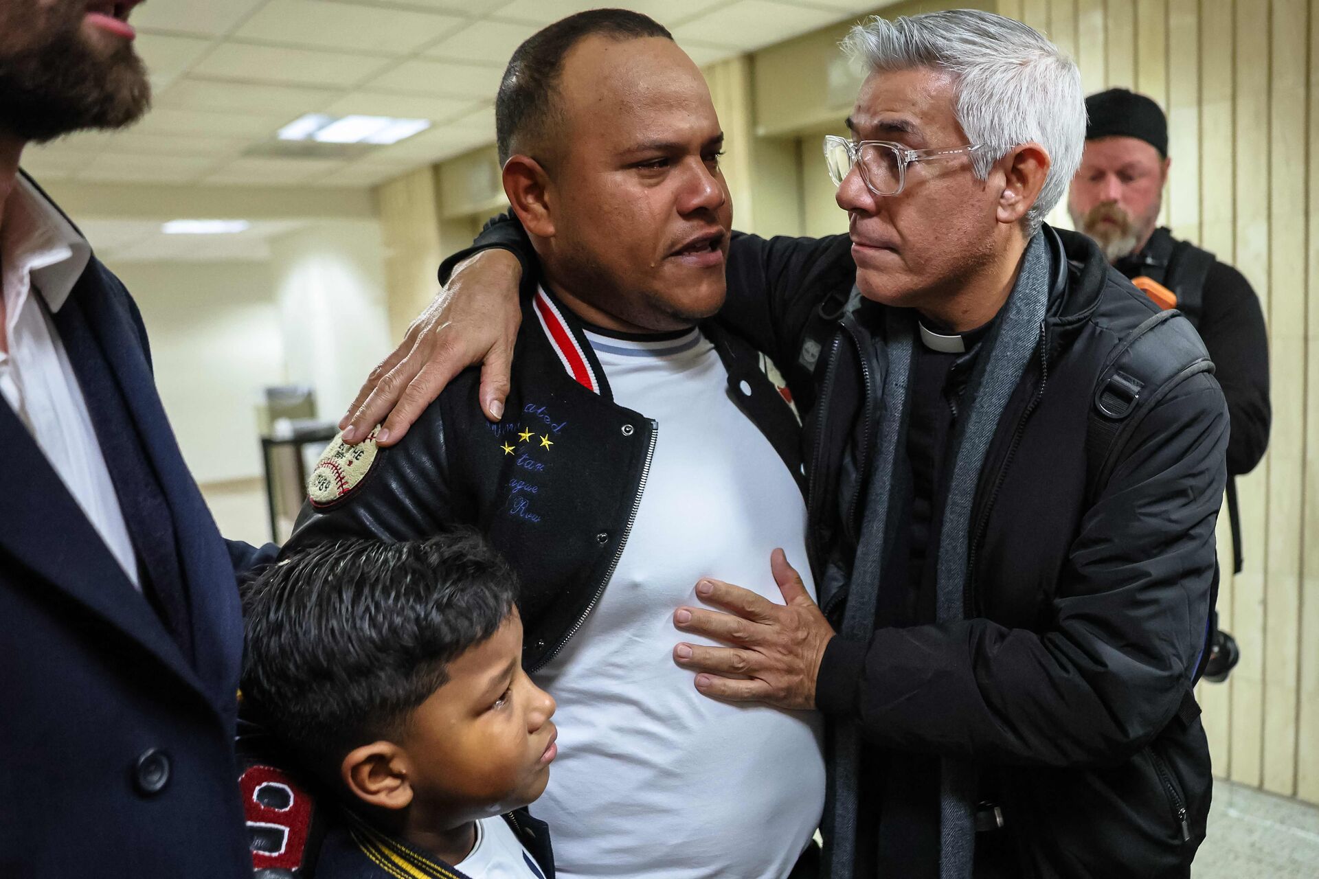 Mens USA fører en hård kurs mod migranter, møder præsten Fabian Arias konsekvenserne i en retsbygning i New York