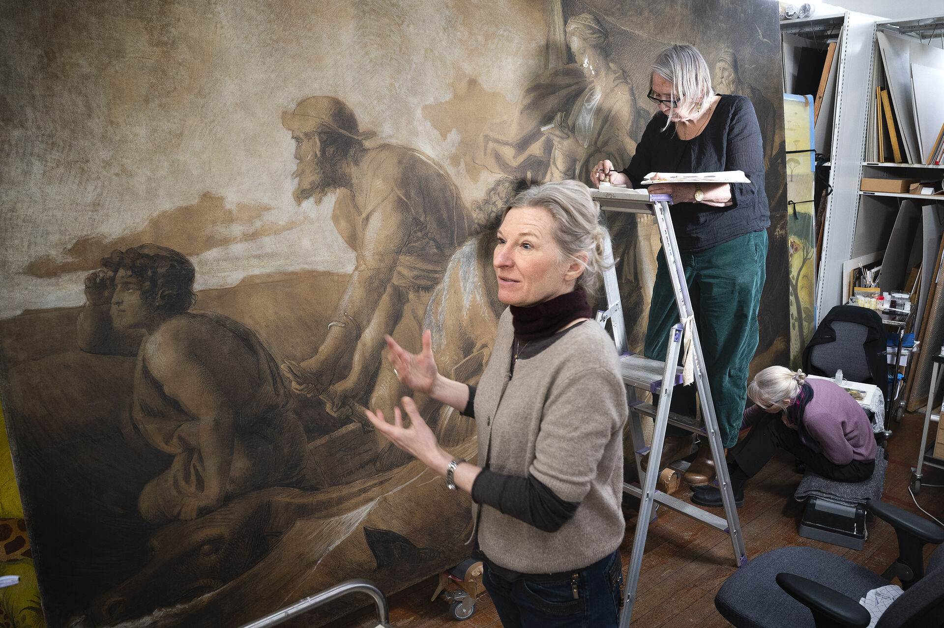 Da Børsen brændte, blev ikonisk tegning næsten flænset midt over. Nu er Mette og Åsa færdige med at redde den