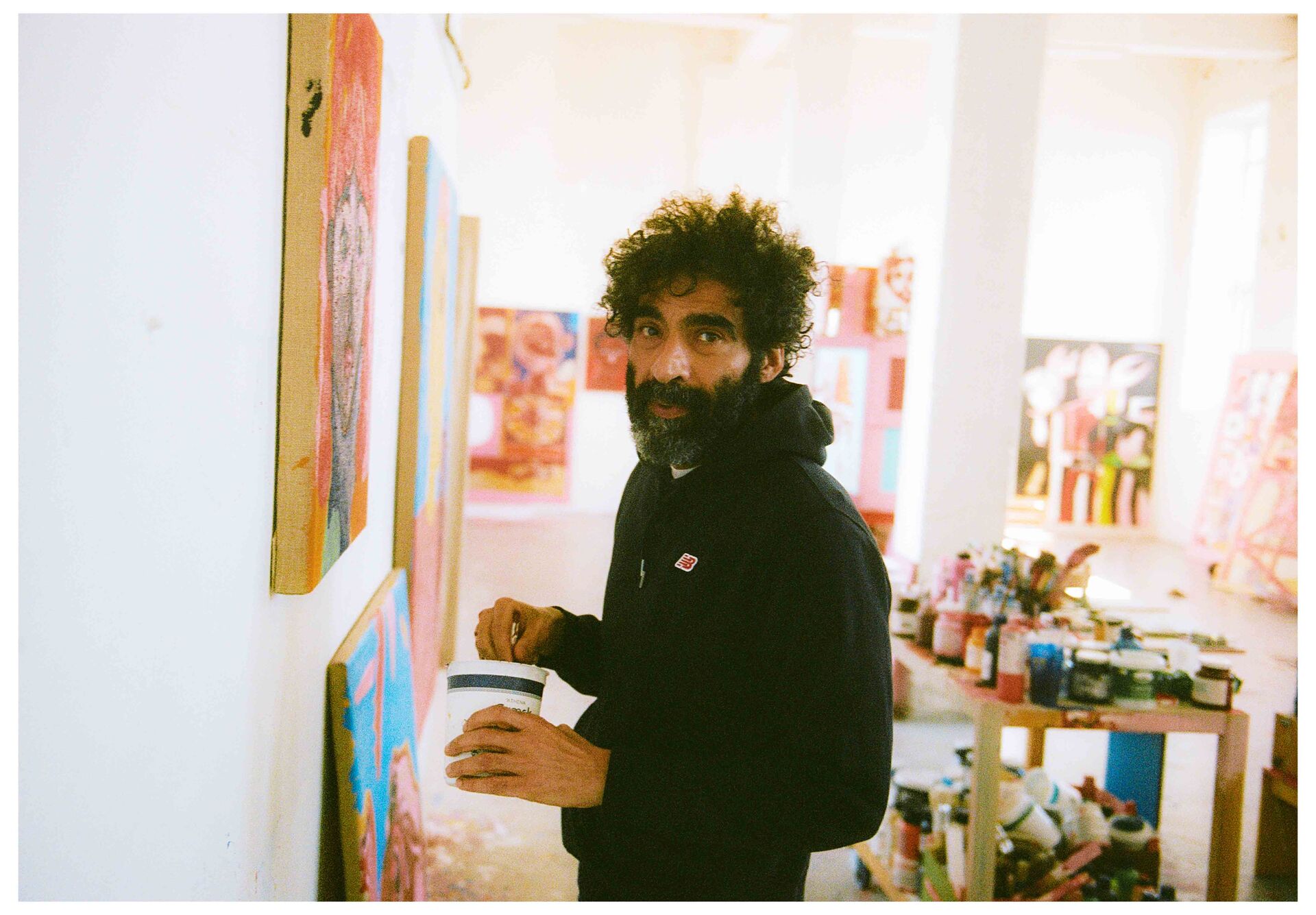 Iransk-dansk billedkunstner: Jeg ved, at der bliver lys igen, efter at mørket har varet i så mange år