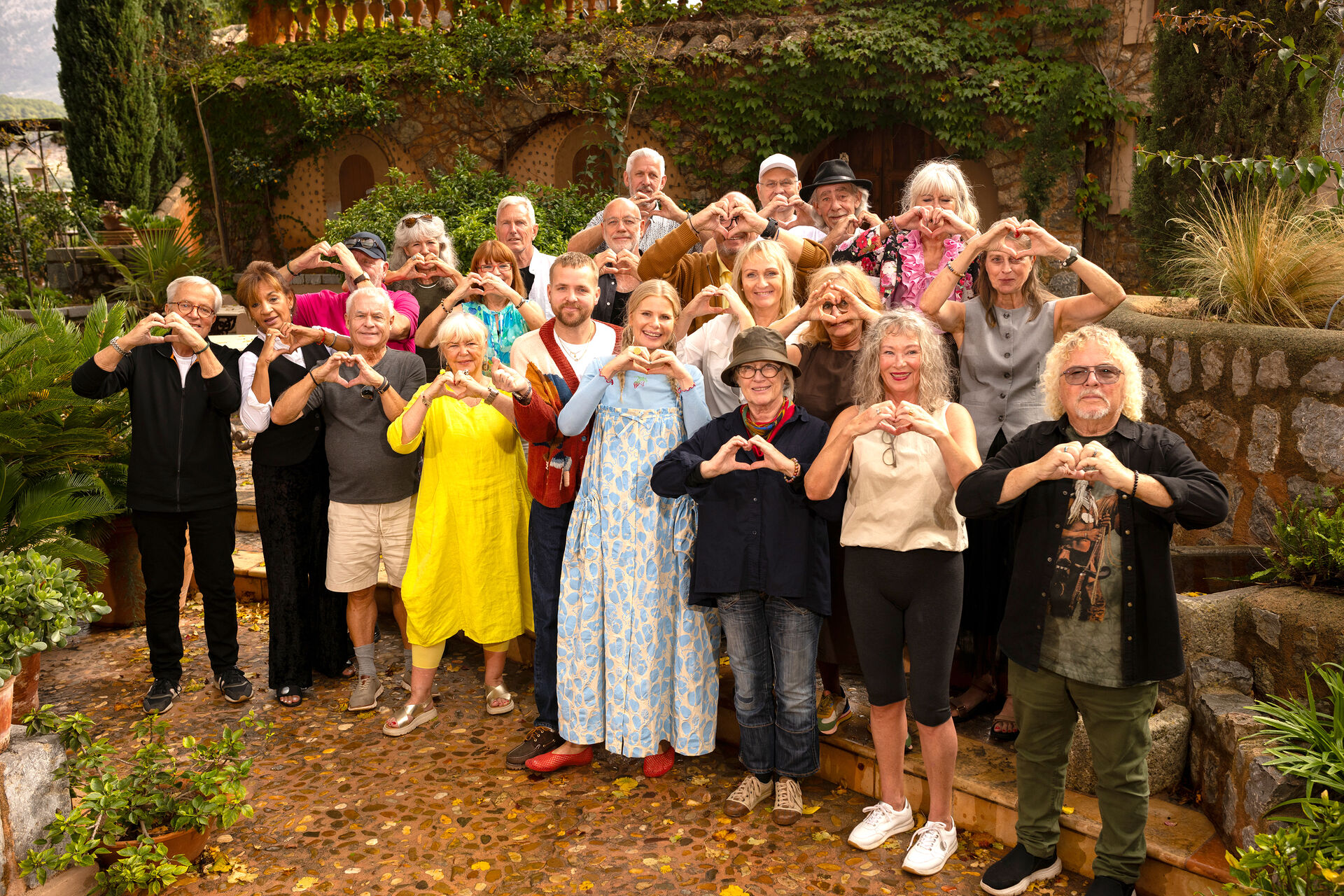 Velkommen til en ny omgang “Hotel Romantik”: Bag solbrun hud og farvestrålende drinks aner man iscenesættelsen og maskinernes kolde metal