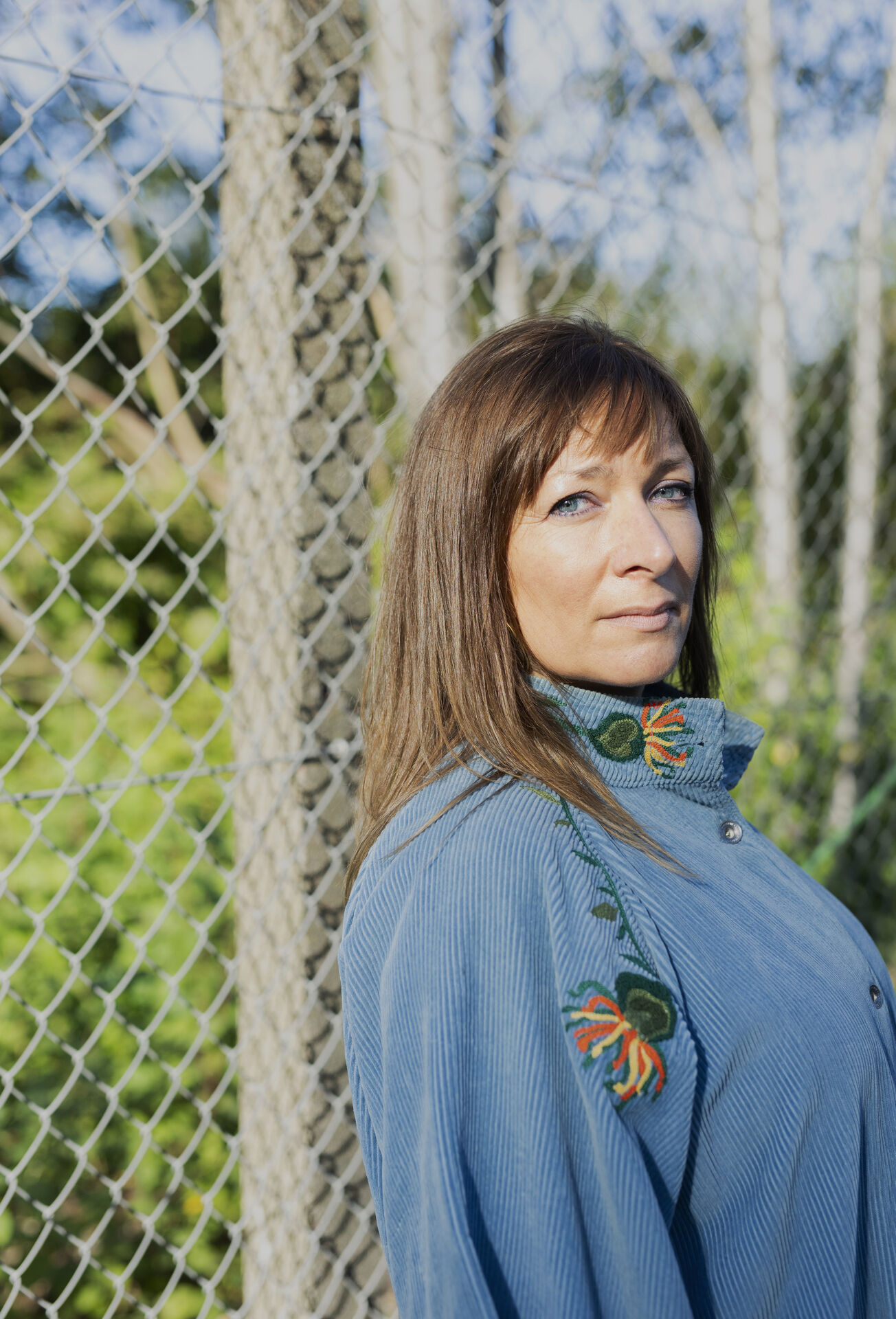 Debutroman om det dysfunktionelle kollektiv giver ikke svarene, men sætter fingeren på de ømme punkter