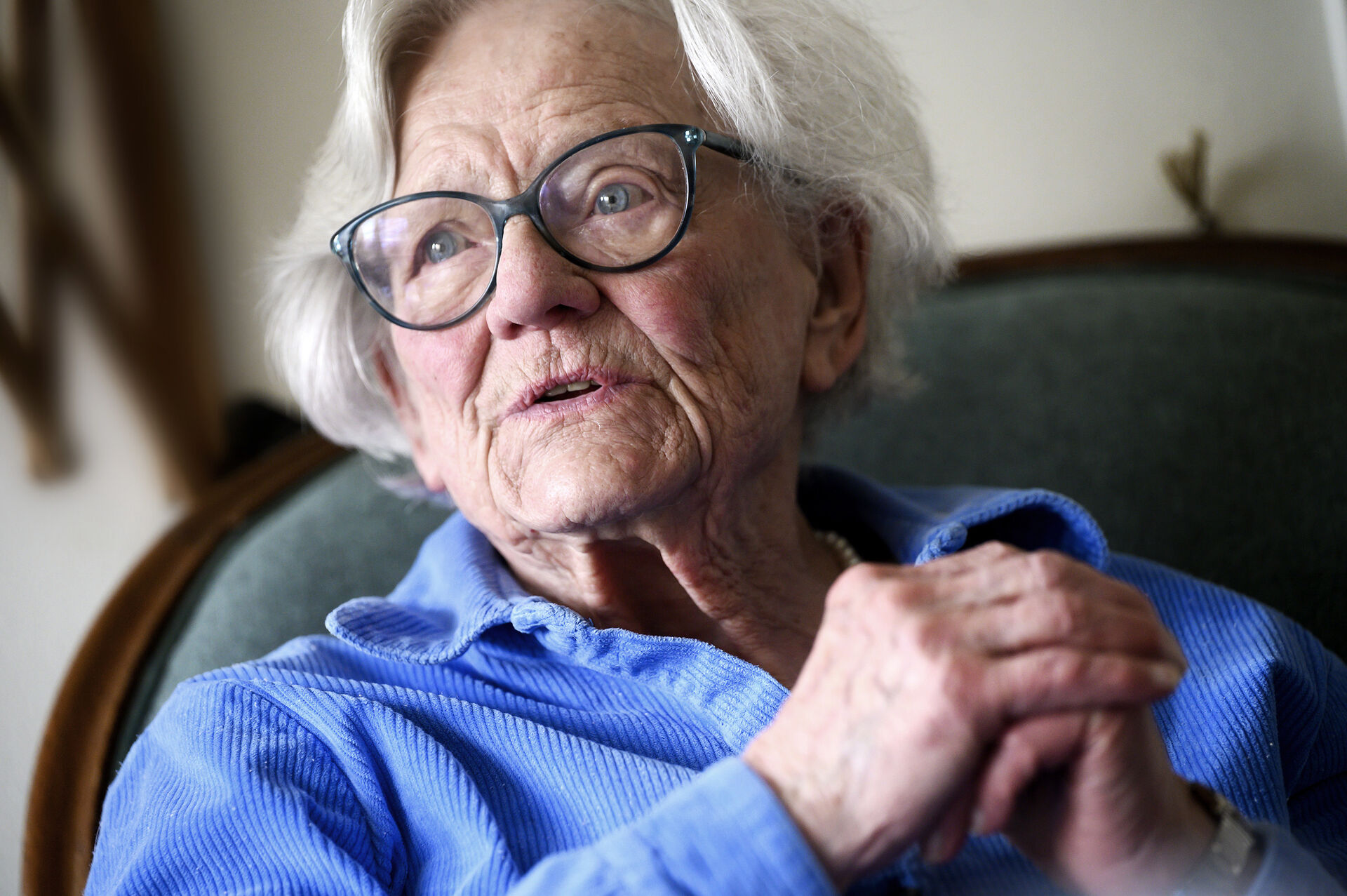 En onsdag åbner Marianne en flaske af sin yndlings-champagne. Hun har sparet hele livet