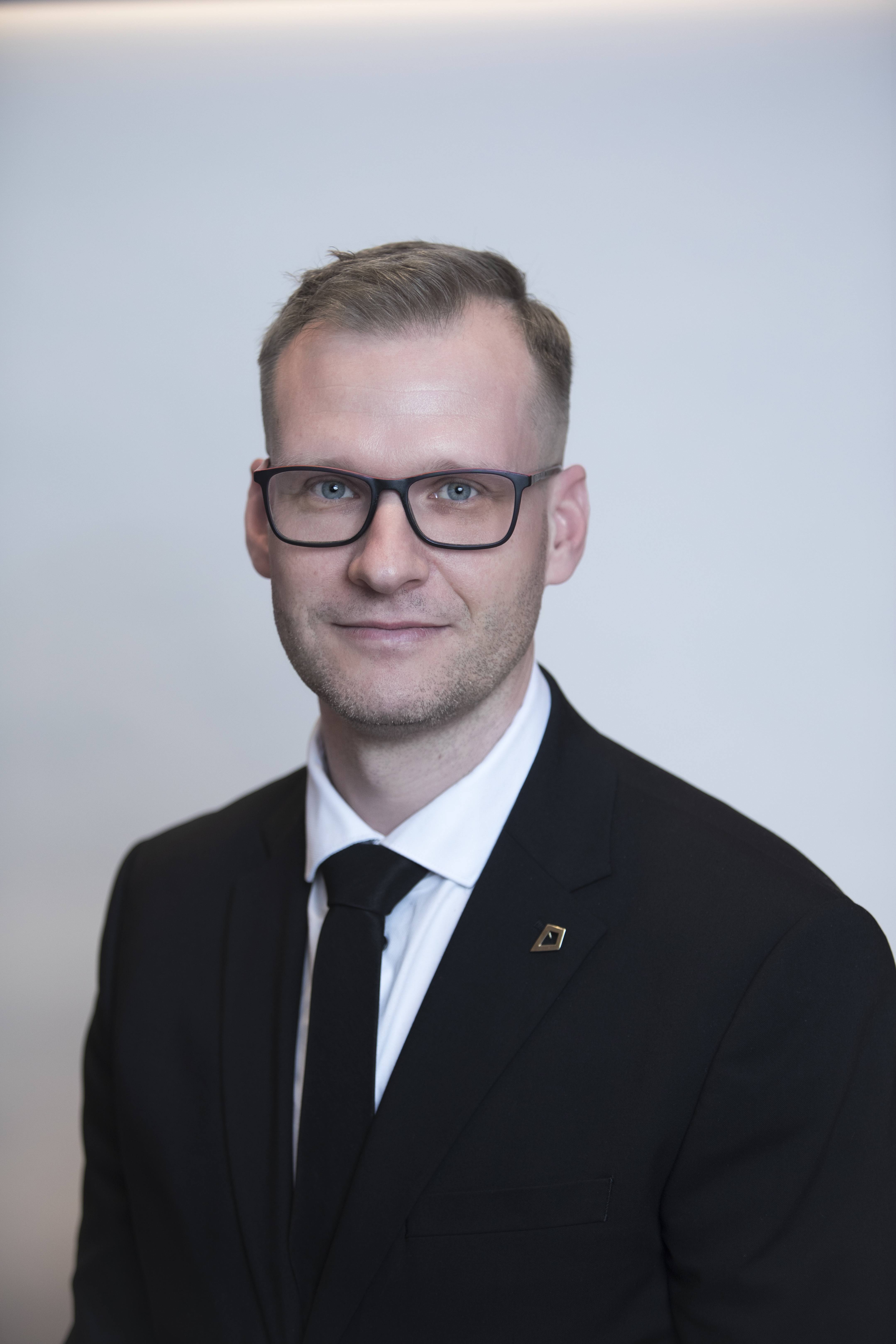 Han var skoleleder i Budapest. Nu gør han rent i Middelfart for at redde sine børn fra Orbáns Ungarn