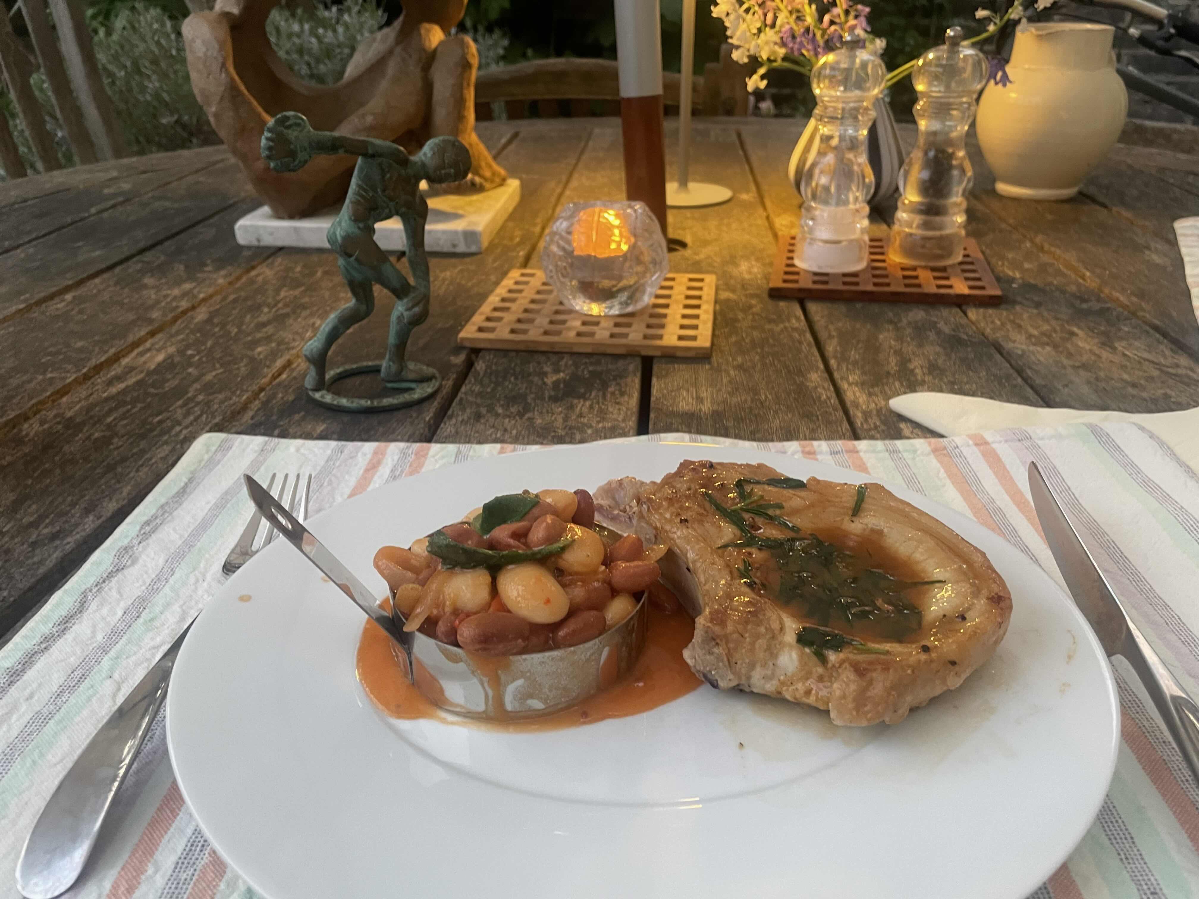 Kotelet i velmenende bønner