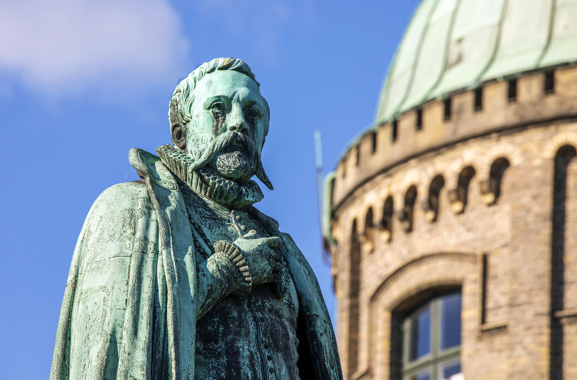 For 450 år i dag siden overdrog Kongen Hven til Tycho Brahe. Det blev datidens NASA