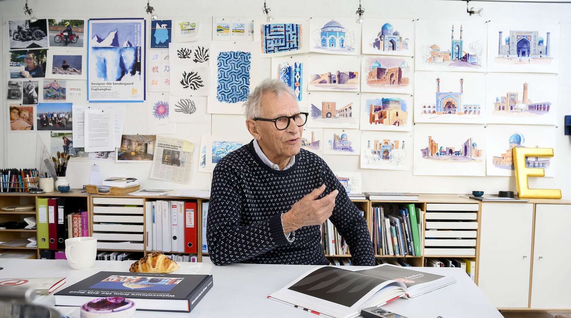 Ole Søndergaard har tegnet de skilte, alle danskere kender. Nu har den 89-årige grafiker modtaget hædersydelse