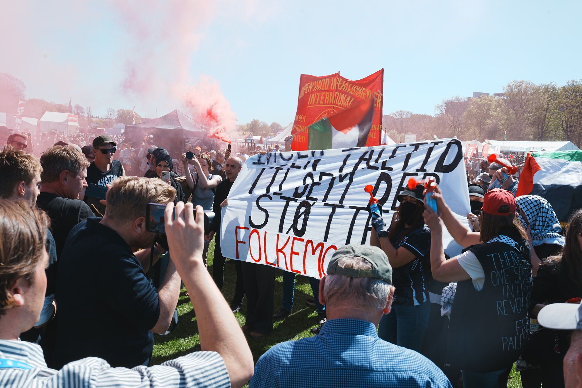 Røgbomber og tryklufthorn overdøvede borgmesters 1. maj-tale: ”Jeg gav dem ikke så meget opmærksomhed”