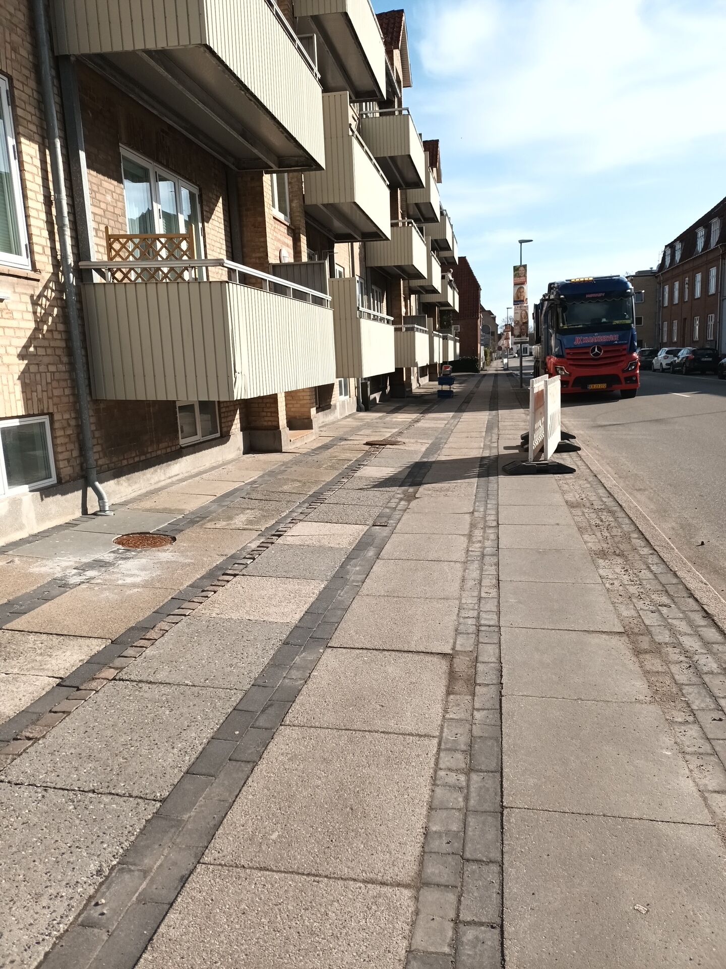 Hvorfor sidder altanerne så lavt? Man risikerer at støde hovedet mod dem