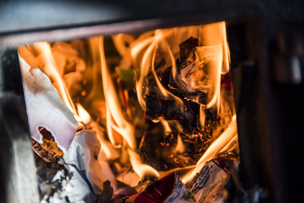 Miljøminister vil bløde op for forbud mod gamle brændeovne