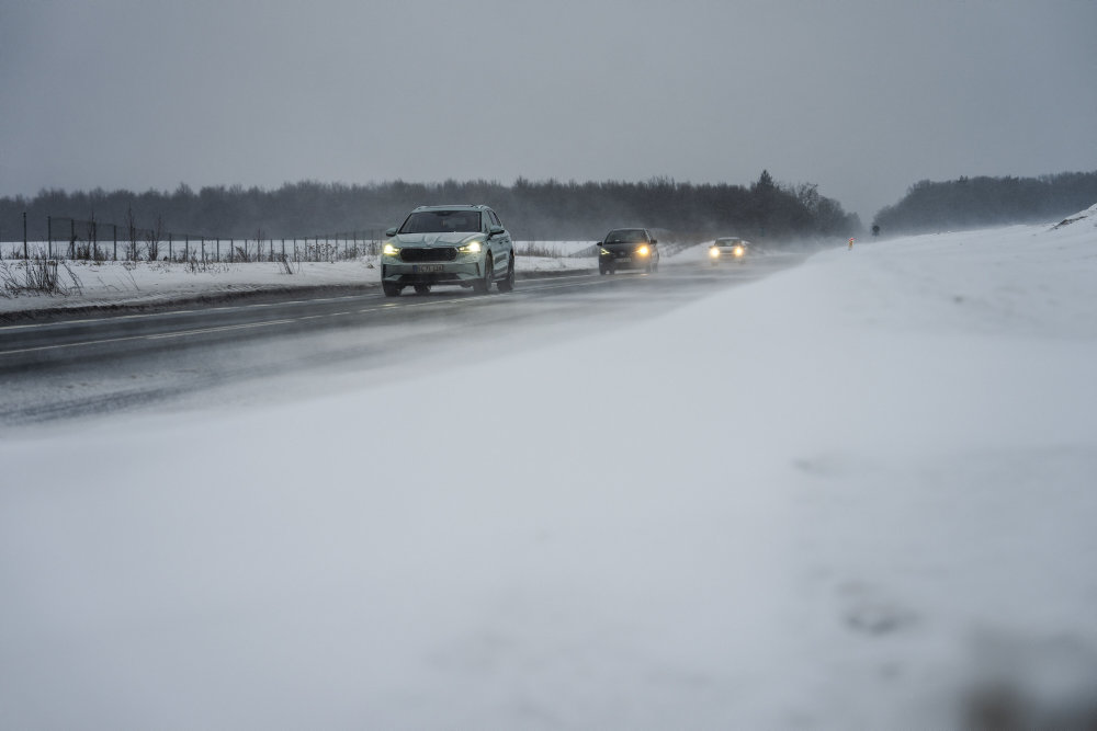 Lastbil holder på tværs og spærrer E45 på Sønderjyske Motorvej