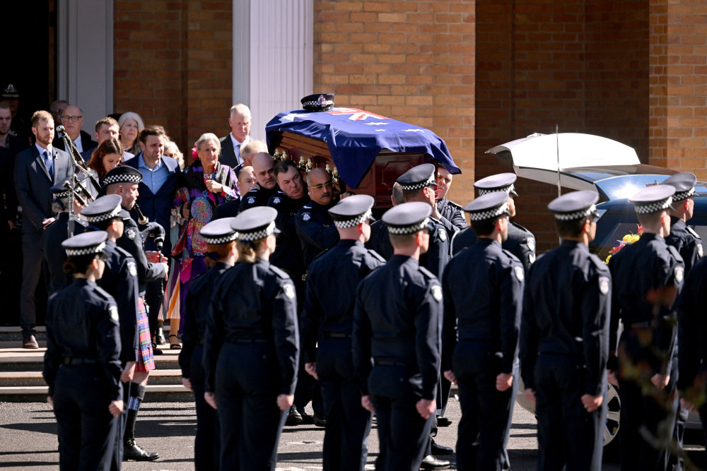 Australsk politi skyder mistænkt bag politidrab efter lang menneskejagt