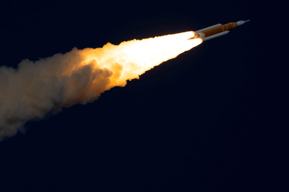 Rumfærge forlader Jordens kredsløb og brager mod Månen