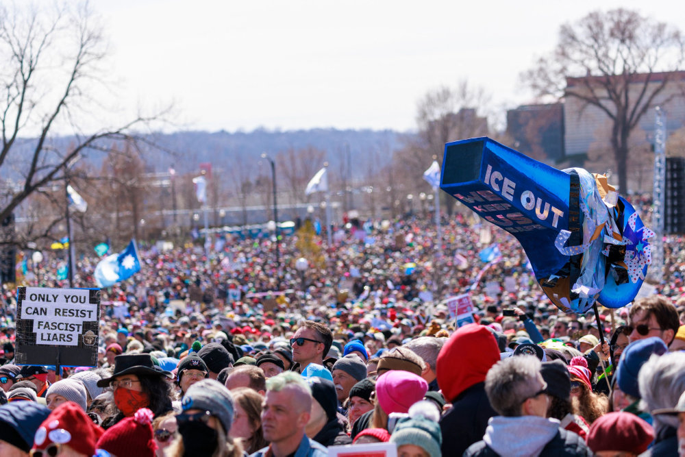 ICE-betjent anklaget for at rette pistol mod hovederne på civile