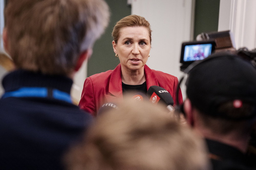 Mette Frederiksen indkalder mandag til nye regeringsforhandlinger