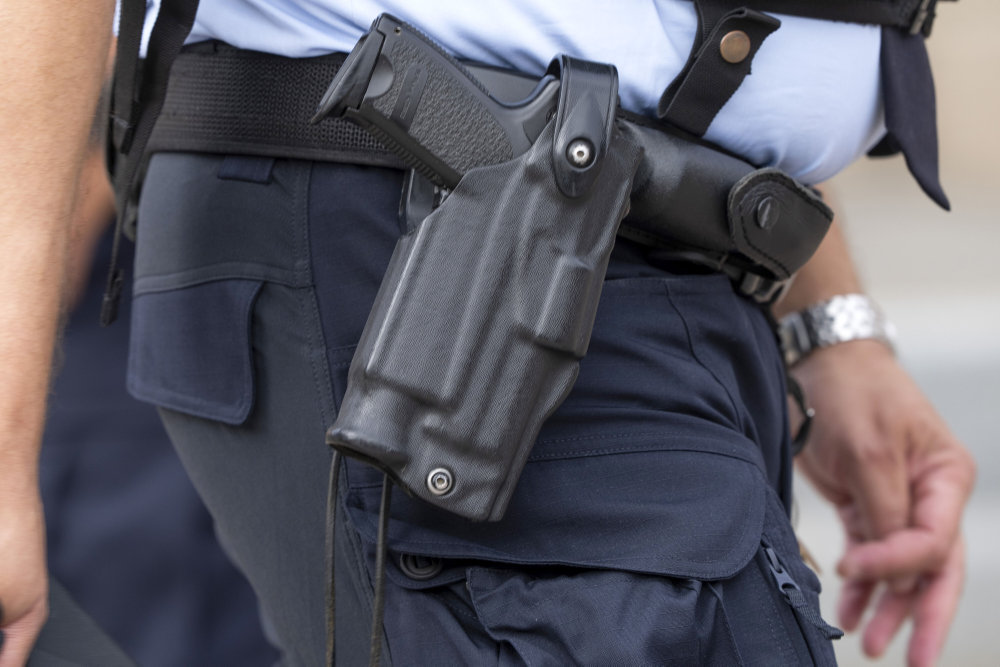 Politiansat straffet med bøde: Glemte pistol på restaurant