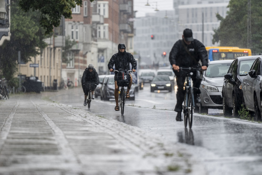 DMI melder om risiko for kraftig regn og torden søndag aften