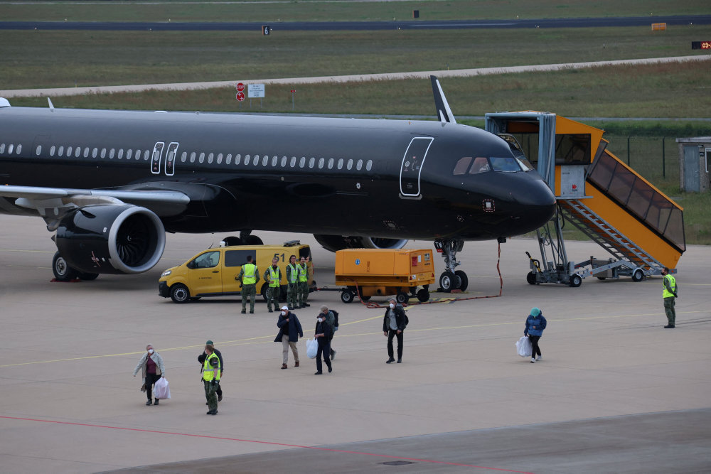 Mandag afgår de sidste to fly med passagerer fra hantavirus-skib