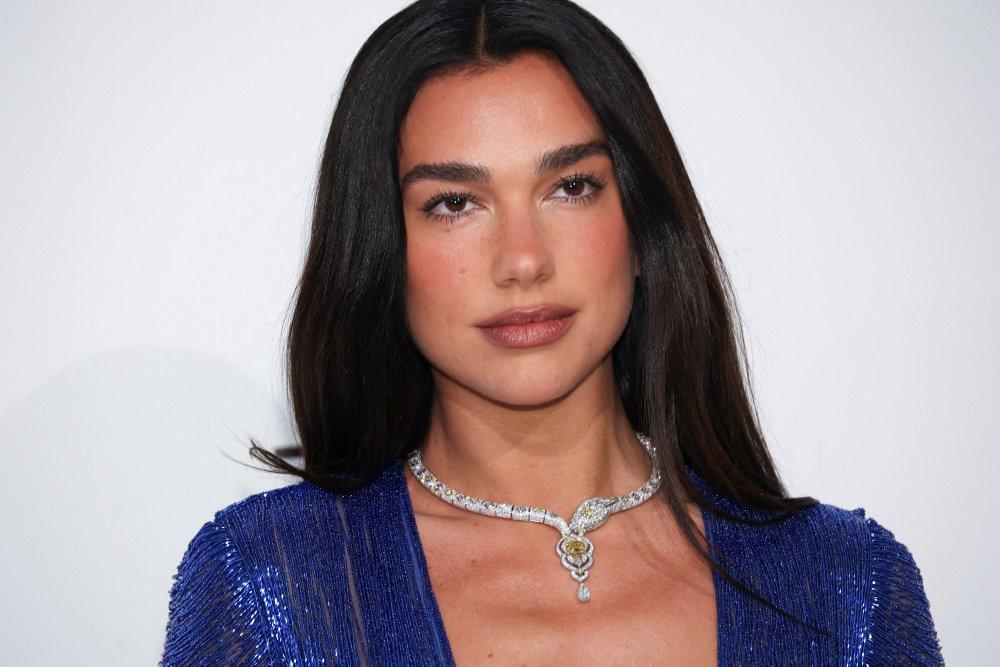 Dua Lipa sagsøger Samsung for at bruge foto af hende i markedsføring