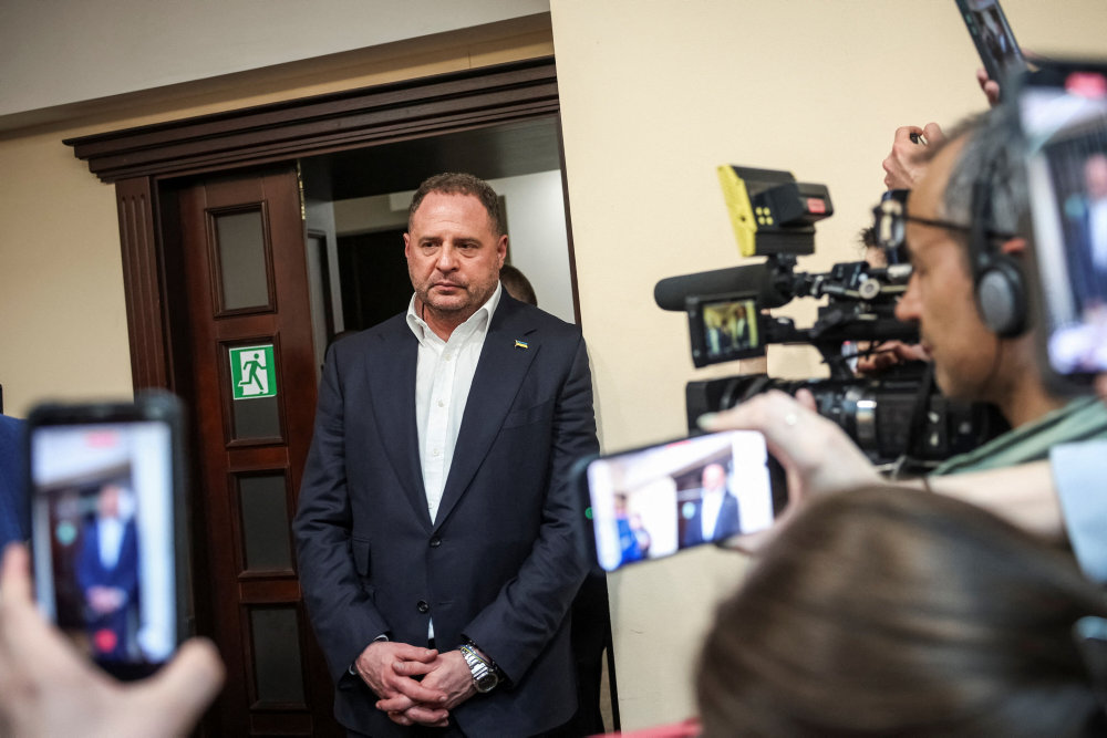 Zelenskyjs eks-stabschef kræves anholdt i korruptionssag