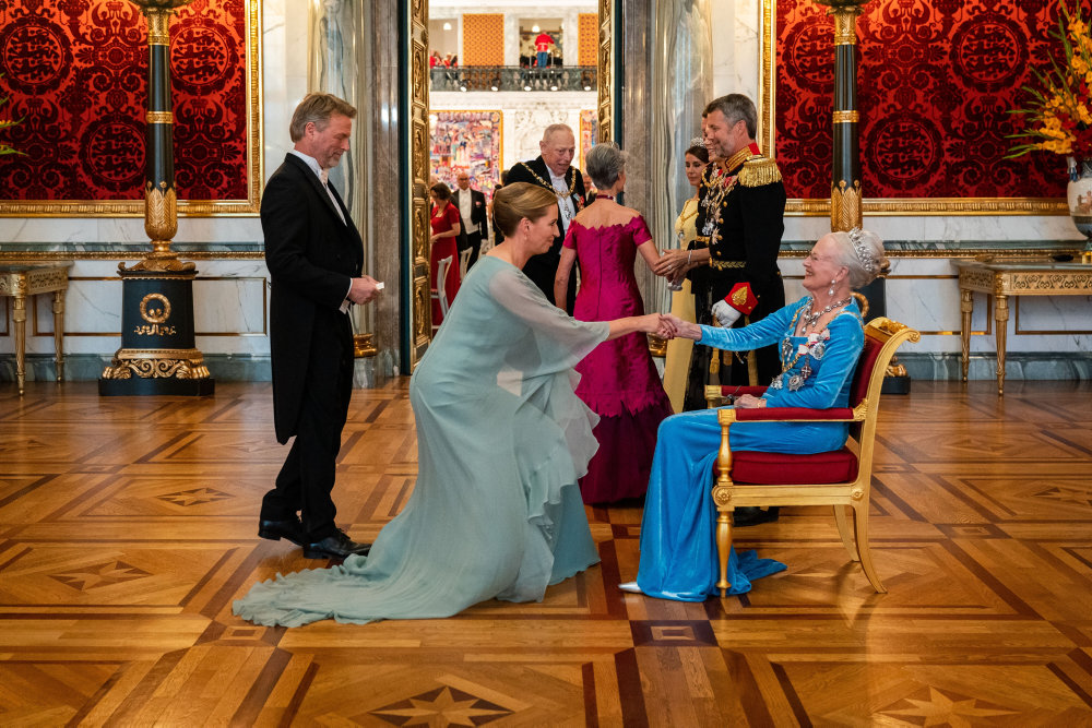 Mette Frederiksen er dybt berørt over dronning Margrethes indlæggelse